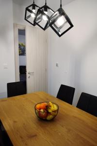 ソリンにあるBrand new, luxury apartment SOL-Inn near Split with parkingの木製のテーブルに置いた果物鉢