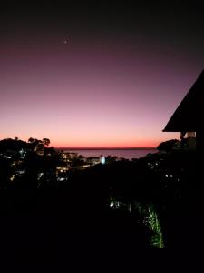 - une vue sur l'océan au coucher du soleil dans l'établissement Apartamentos Quintal, à Morro de São Paulo