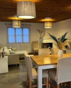 サン・カルロスにあるLa Puerta Azul San Carlosのテーブルと椅子とソファのあるリビングルーム