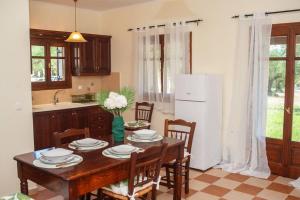 Η κουζίνα ή μικρή κουζίνα στο Oliva Cottage - Ideal for Families Close to Zakynthos Town
