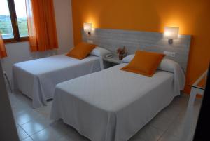 Postel nebo postele na pokoji v ubytování Hotel Las Catedrales