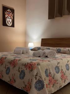 - 2 lits dans une chambre avec des serviettes dans l'établissement Nonna Croce Home, à San Giovanni Gemini