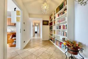 um corredor com prateleiras cheias de livros em Casa Valentina em Menaggio