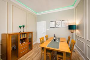 a dining room with a table and chairs at Apartamenty Poznańska 15 in Inowrocław