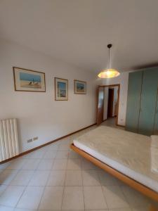 1 dormitorio con 1 cama grande en una habitación en Corallo Cavallino, en Cavallino-Treporti