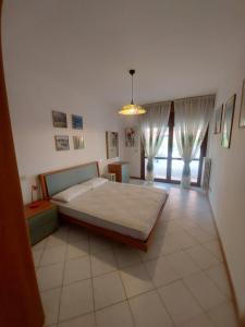 1 dormitorio con 1 cama grande en una habitación en Corallo Cavallino en Cavallino-Treporti