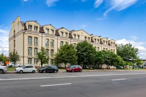 un gran edificio con coches estacionados frente a él en PracticOtel en Kiev