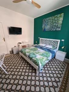 ライグエーリアにあるVilla Corsiniの緑の壁、ベッド付きのベッドルーム1室