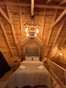 ein Schlafzimmer mit einem großen Bett in einer Holzdecke in der Unterkunft Zambula bungalov in Trabzon