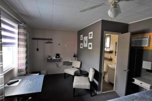 a room with a desk and a room with a bed at Motel Riviere Trois Pistoles in Trois-Pistoles