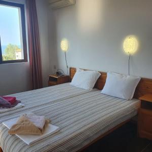 1 dormitorio con 1 cama con 2 toallas en Guest House Karavida en Sinemorets