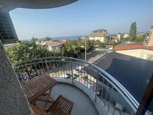 balcón de un edificio con barandilla y bancos en Guest House Karavida en Sinemorets