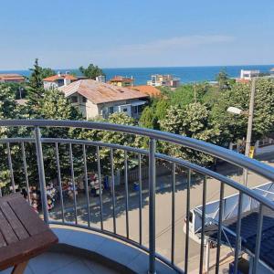 balcón con vistas a la calle y al océano en Guest House Karavida en Sinemorets