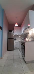 uma cozinha com armários brancos e um forno com placa de fogão em ADRIATIC Seaview Apartments em Durrës