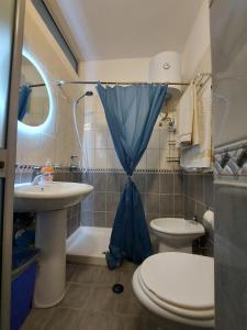 ein Bad mit einer Dusche, einem WC und einem Waschbecken in der Unterkunft ADRIATIC Seaview Apartments in Durrës