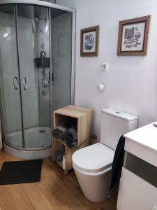 a bathroom with a white toilet and a shower at Apartamento a 10Km Barcelona, Jardin, Luminoso 