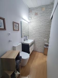 y baño con aseo blanco y lavamanos. en Apartamento a 10Km Barcelona, Jardin, Luminoso, 