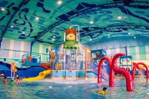 una piscina con un parque acuático con gente dentro en Bourbon Atibaia Resort en Atibaia