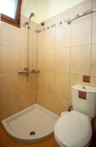 uma casa de banho com um chuveiro, um WC e uma banheira em Amphithea Fragokastelo-Skaloti em Skalotí