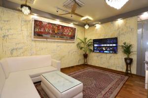 TV a/nebo společenská místnost v ubytování VRINDAVAN GUEST HOUSE + 19 fotografií