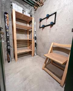 a room with a door open to a room with a bench at Monolocale in centro a Campiglio, ad 80mt dagli impianti in Madonna di Campiglio