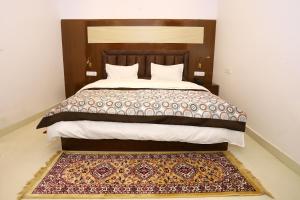 Postel nebo postele na pokoji v ubytování VRINDAVAN GUEST HOUSE