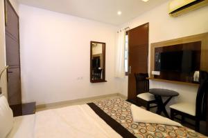 Postel nebo postele na pokoji v ubytování VRINDAVAN GUEST HOUSE