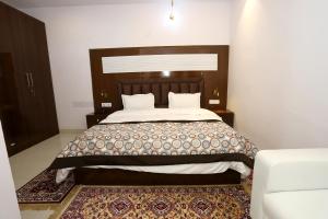 Postel nebo postele na pokoji v ubytování VRINDAVAN GUEST HOUSE