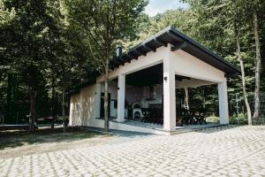 un pabellón en una casa en el bosque en Famous Chalet Dragomirna en Dragomirna