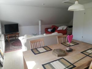 ein Wohnzimmer mit einem Tisch und einem Sofa in der Unterkunft Landhaus Braderup in Braderup