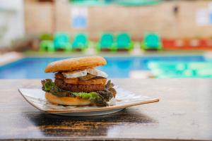 un sándwich en un plato junto a una piscina en Apartaments Atzavara, en Calella