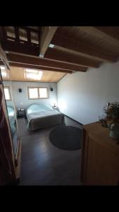 a bedroom with a bed in a room at Appartement 4 personnes in Briançon