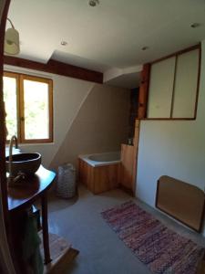 a bathroom with a sink and a bath tub at Appartement 4 personnes in Briançon