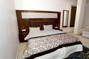 Postel nebo postele na pokoji v ubytování VRINDAVAN GUEST HOUSE