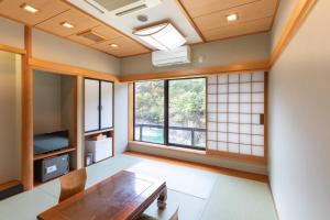 天然温泉白川郷の湯にあるテレビまたはエンターテインメントセンター