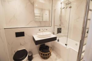 une salle de bain avec un lavabo, des toilettes et une douche dans l'établissement The Beach Box By Air Premier, à Seaford 20 autres photos