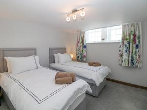 a bedroom with two beds and a window at Querc in Stony Middleton