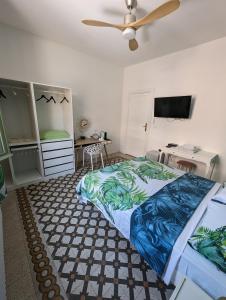 ライグエーリアにあるVilla Corsiniのベッドルーム1室(ベッド1台、シーリングファン付)