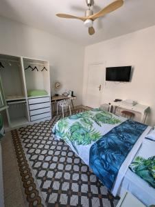una camera con letto e ventilatore a soffitto di Villa Corsini a Laigueglia