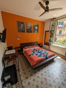 una camera con un letto con una parete arancione di Villa Corsini a Laigueglia
