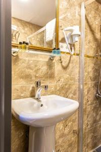 une salle de bain avec un lavabo blanc et un miroir dans l'établissement Ria Suites Boutique Hotel, à Istanbul 36 autres photos