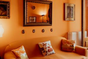 ein Wohnzimmer mit einem Sofa und einem Spiegel in der Unterkunft Casa Caracciolo in Pitigliano