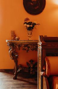 einen Tisch mit einer Vase auf einem Zimmer in der Unterkunft Casa Caracciolo in Pitigliano