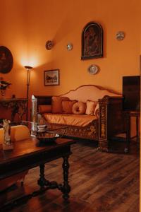 a living room with a couch and a coffee table at Casa Caracciolo in Pitigliano
