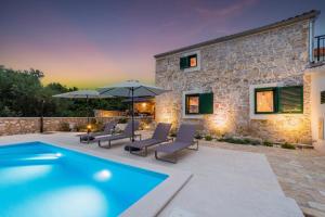 Bazén v ubytovaní Stone House Luna alebo v jeho blízkosti