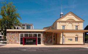 un edificio con un mural en el costado en Cityhotel D&C St.Pölten, en Sankt Pölten