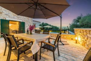 Patio alebo iná vonkajšia časť ubytovania Stone House Luna