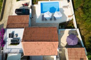 Bazén v ubytovaní Stone House Luna alebo v jeho blízkosti