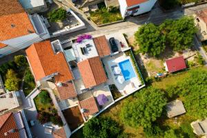 Bazén v ubytovaní Stone House Luna alebo v jeho blízkosti