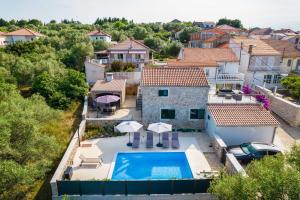 Bazén v ubytovaní Stone House Luna alebo v jeho blízkosti